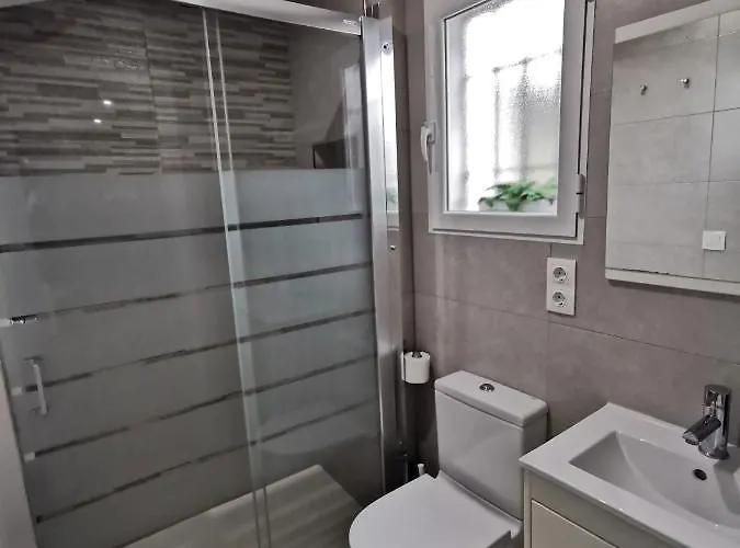 Great Location With Free Private Parking 아파트